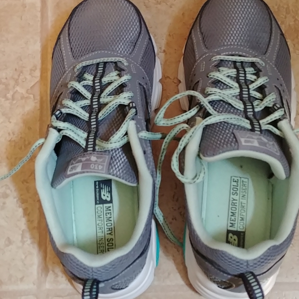 New Balance womans tennis shoed